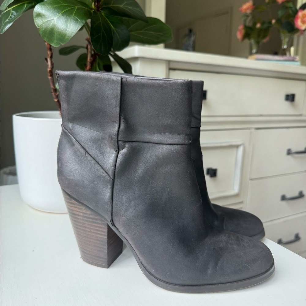 Loft dark grey/black zip up leather booties